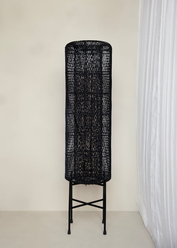 Arta Floor Lamp / Black