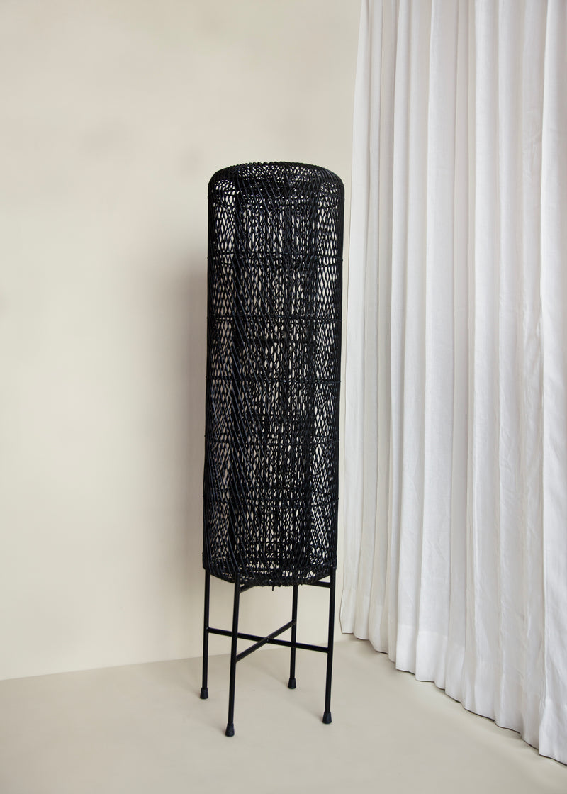 Arta Floor Lamp / Black