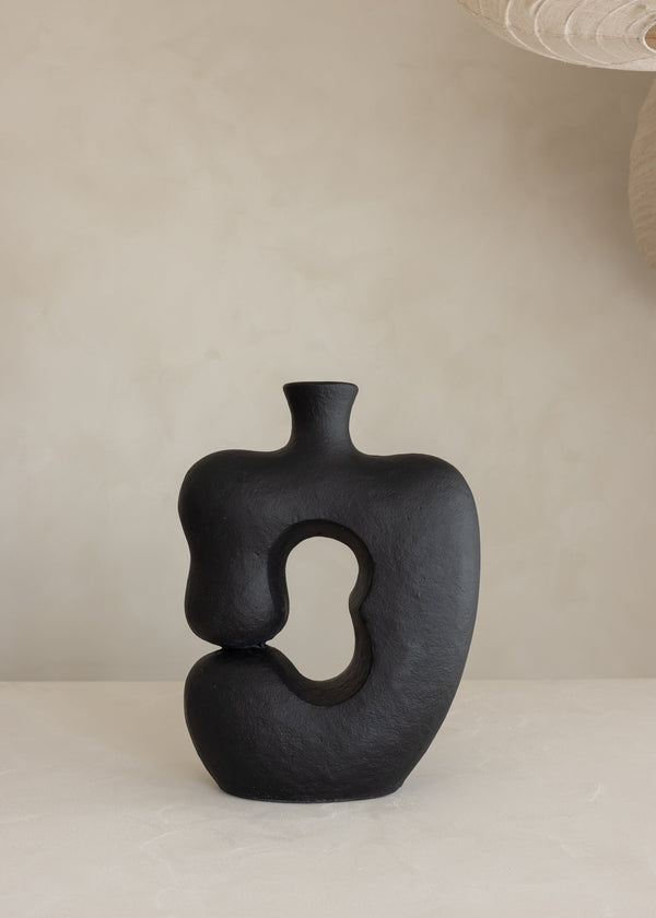 Olay Vase / Black