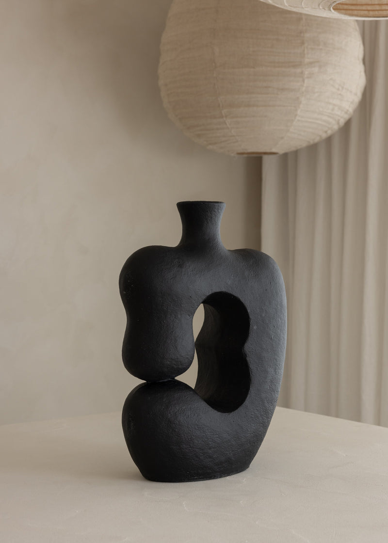 Olay Vase / Black