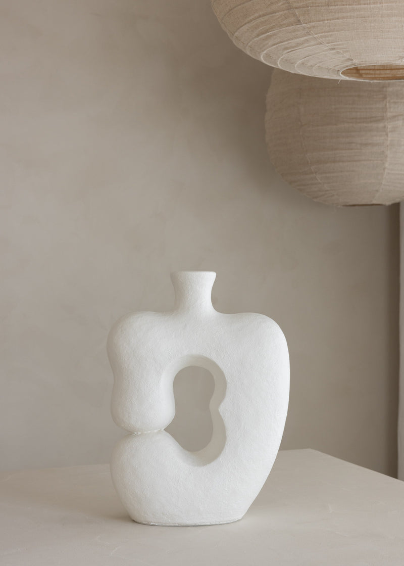 Olay Vase / Ivory